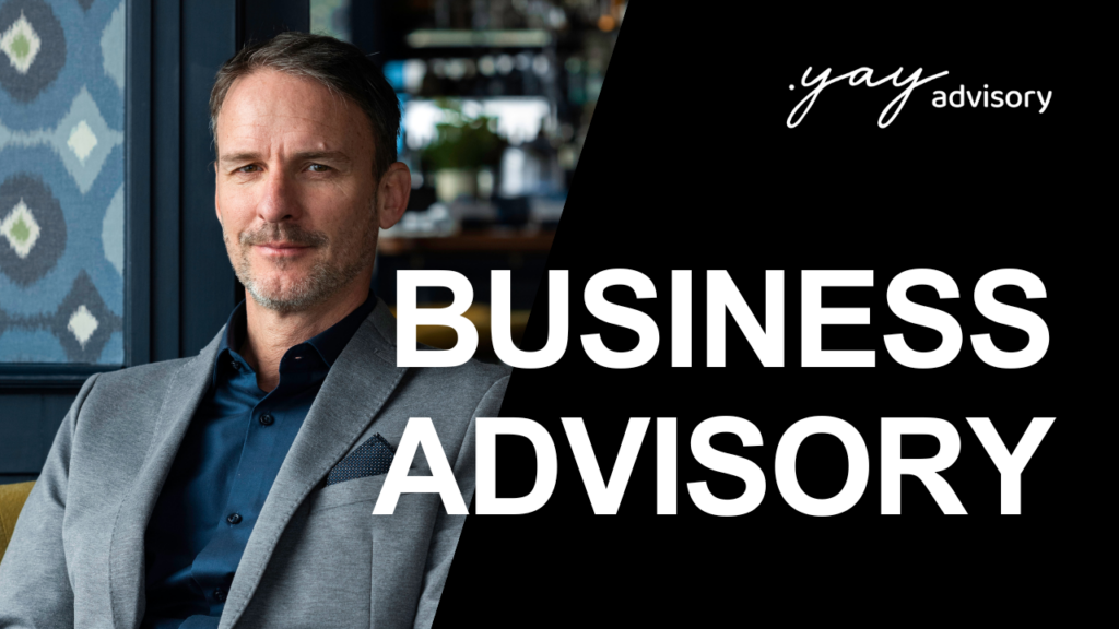 Bild mit einem sitzenden Mann im Anzug. Rechts oben das .YAY Advisory Logo. Im Vordergrund steht in Grossbuchstaben: Business Advisory