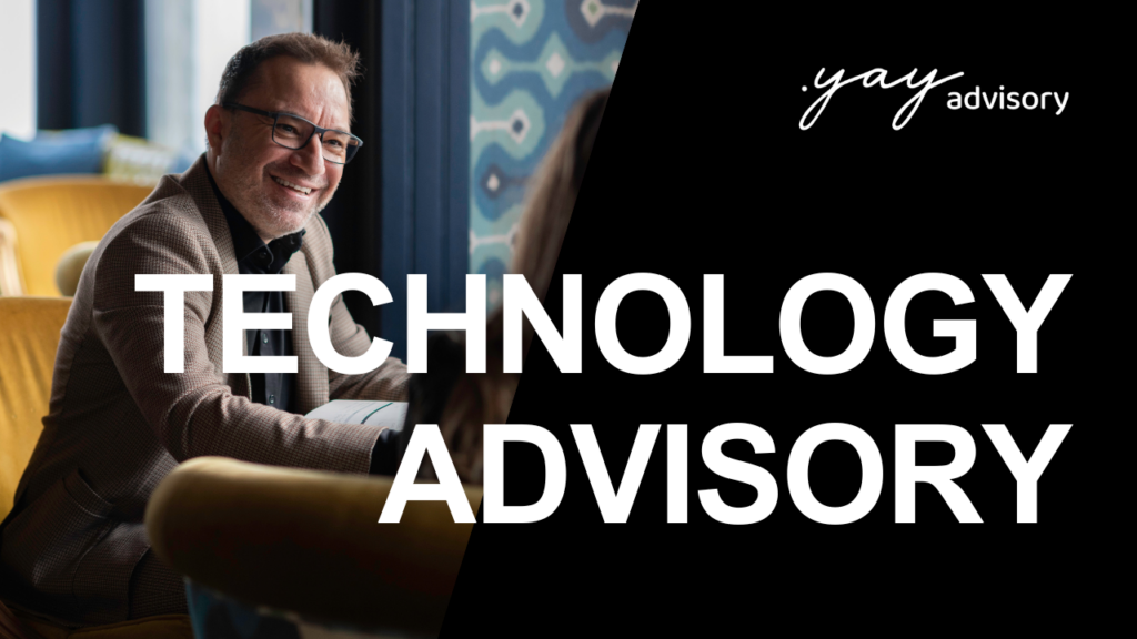 Bild mit einem sitzenden Mann im Anzug vor einem Laptop. Rechts oben das .YAY Advisory Logo. Im Vordergrund steht in Grossbuchstaben: Technology Advisory